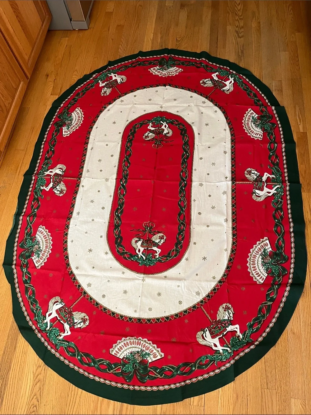 Vtg Christmas Tablecloth VICTORIAN TIDINGS Oval Carousel Horses Holly Fans+ READ